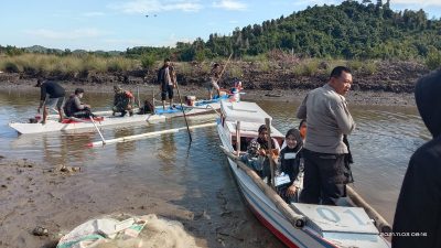 Kapolsek dan Tim Vaksinator Gunakan Perahu Demi Percepatan Vaksinasi di Wilayah Pulau