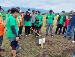 HUT Morowali: PT Vale Gelar Jalan Santai Sambil Pungut Sampah
