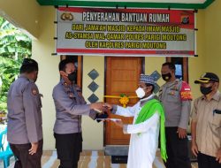 Kapolres Parigi Moutong Serahkan Bantuan Rumah ke Imam Masjid