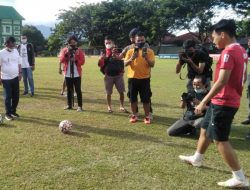 Gubernur Sulteng Pamer Skill Sepak Bola ke Witan Sulaeman