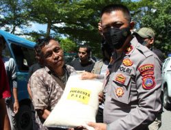 Harga BBM Naik, Polresta Palu Bagikan Sembako Kepada Sopir Angkot dan Ojol