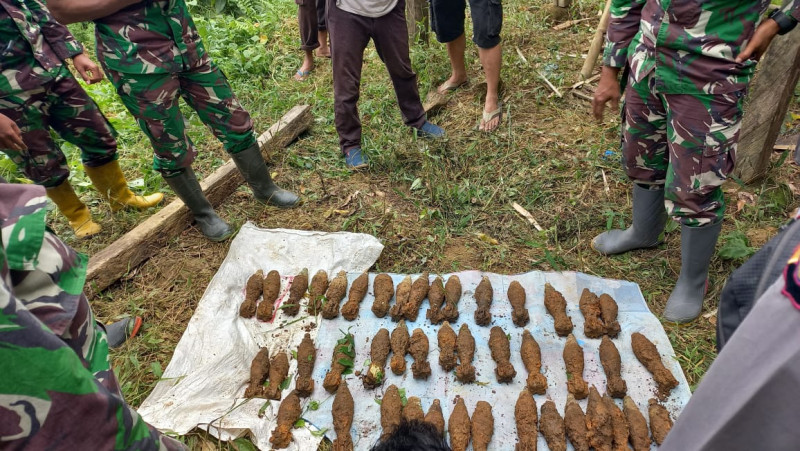 Puluhan mortir yang ditemukan warga Sojol utara