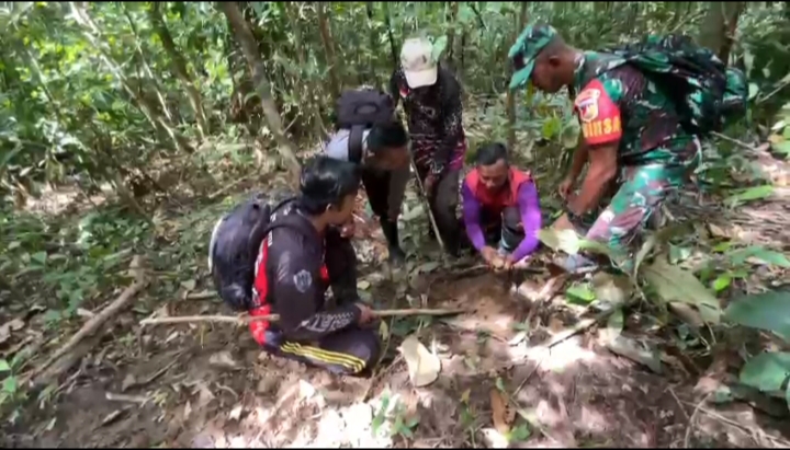 Detik-detik Mortir Digali Pakai Kayu