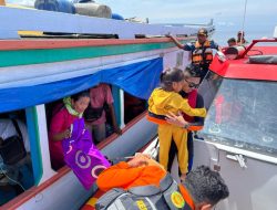 Tim SAR Evakuasi 44 Penumpang dan ABK Kapal di Sekitar Pulau Bandang Banggai Laut