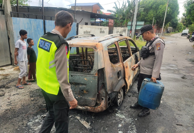 Mobil terbakar di kota palu