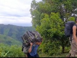 Berjuang Mendaki Gunung Selama 2 Hari Salurkan Logistik Pemilu 2024