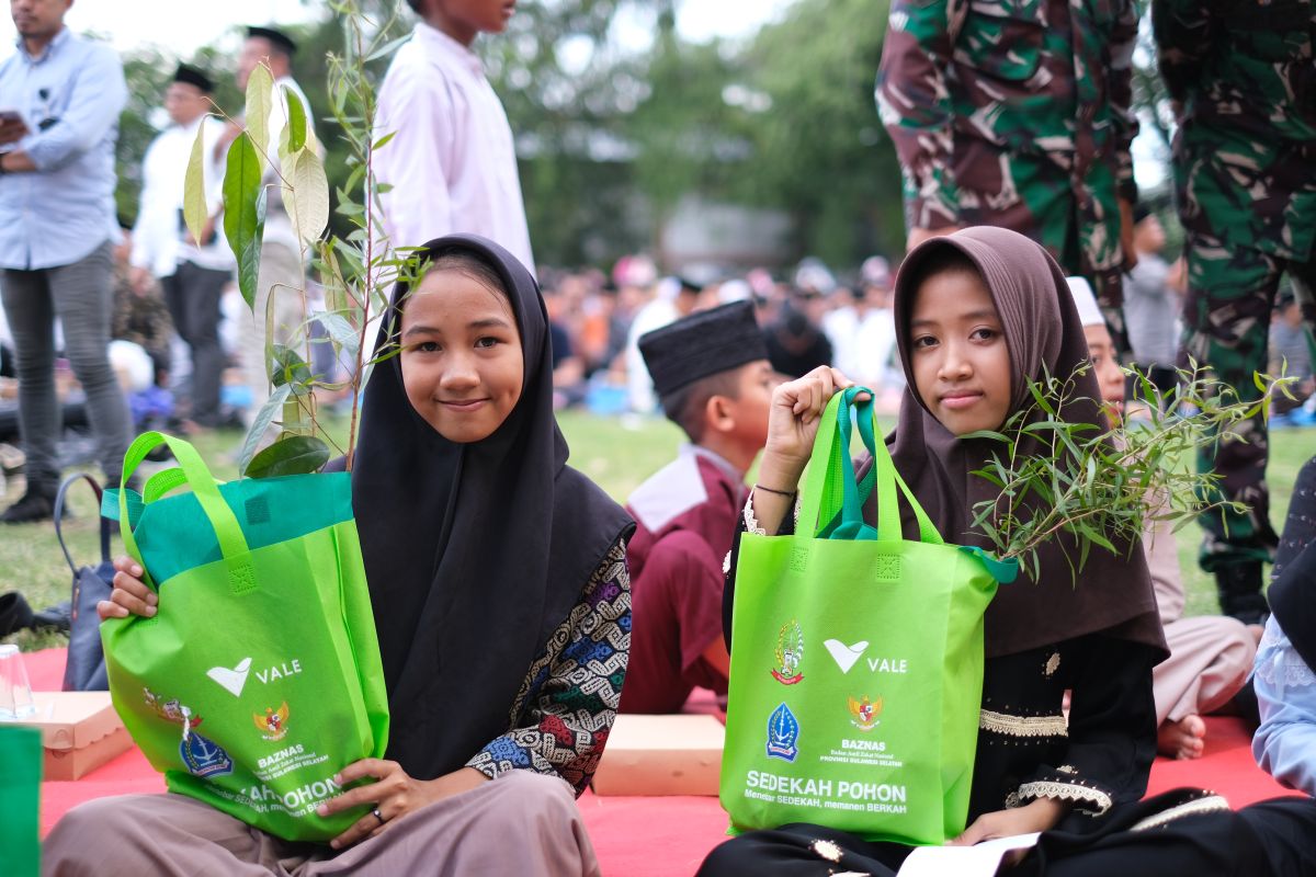 PT Vale ikut memberikan sedekah pohon di Kabupaten Bone, Sulawesi Selatan. / Ist