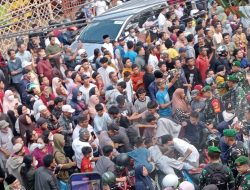 Warga Palu Berebut Kaos dari Presiden Jokowi Hingga Kendaraan Rusak