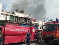 Damkar Kesulitan Padamkan Kebakaran 3 Toko di Palu Barat