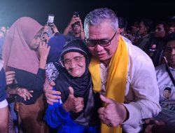 Demi Bertemu Ahmad Ali, Nenek 78 Tahun Ini Rela Berdesakan di Antara Lautan Massa di Donggala