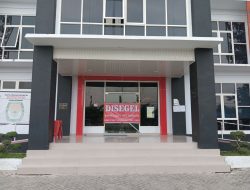 Batal Bertemu Gubernur dan Walikota, Warga Segel Kantor Kecamatan Ulujadi