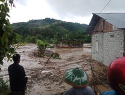 Dua Korban Ditemukam Luka-luka Akibat Banjir di Desa Wombo Kalonggo, 2 Orang Hilang Ratusan Mengungsi