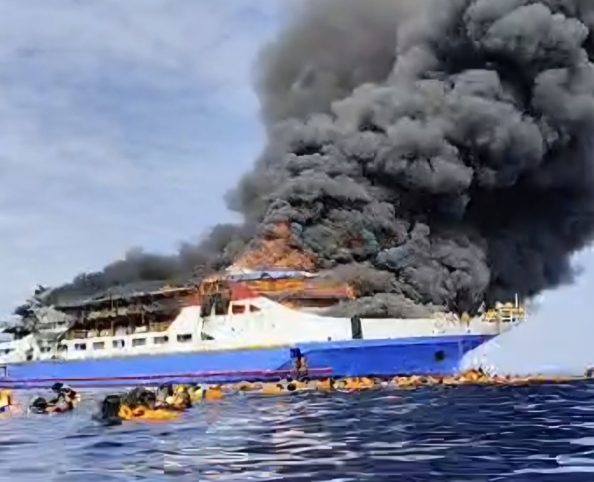 KM Barcelona 5 Terbakar