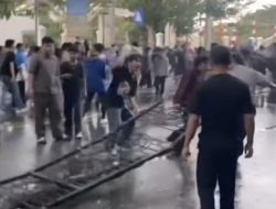 Aksi Demo di DPRD Sulteng Ricuh, Mahasiswa dan Polisi Terluka Hingga Pengendara Pingsan Karena Kaget