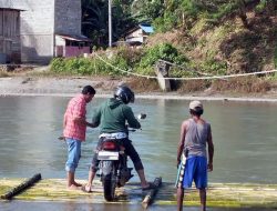 Menyeberang dengan Rakit Demi Aspirasi Rakyat, Takwin Temui Warga Terpencil di Donggala