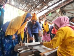 Gubernur Anwar Hafid Siapkan Bantuan Modal Bagi Ratusan Penenun di Donggala