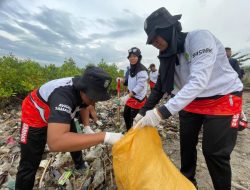 Jelang HPSN, Basarnas Palu Bersihkan Pantai di Kawasan Mangrove Dupa