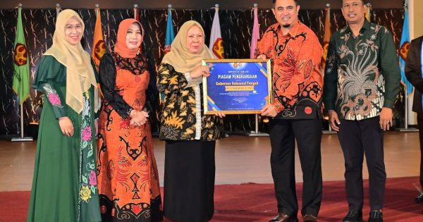 Wagub Sulteng Reny A Lamadjido (ketiga dari kiri) menghadiri Dies Natalis ke-45 Untad. / Ist