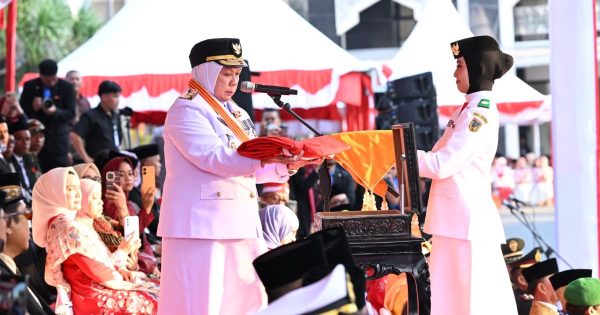 Wagub Sulteng Reny A Lamadjido pimpin upacara penurunan bendera