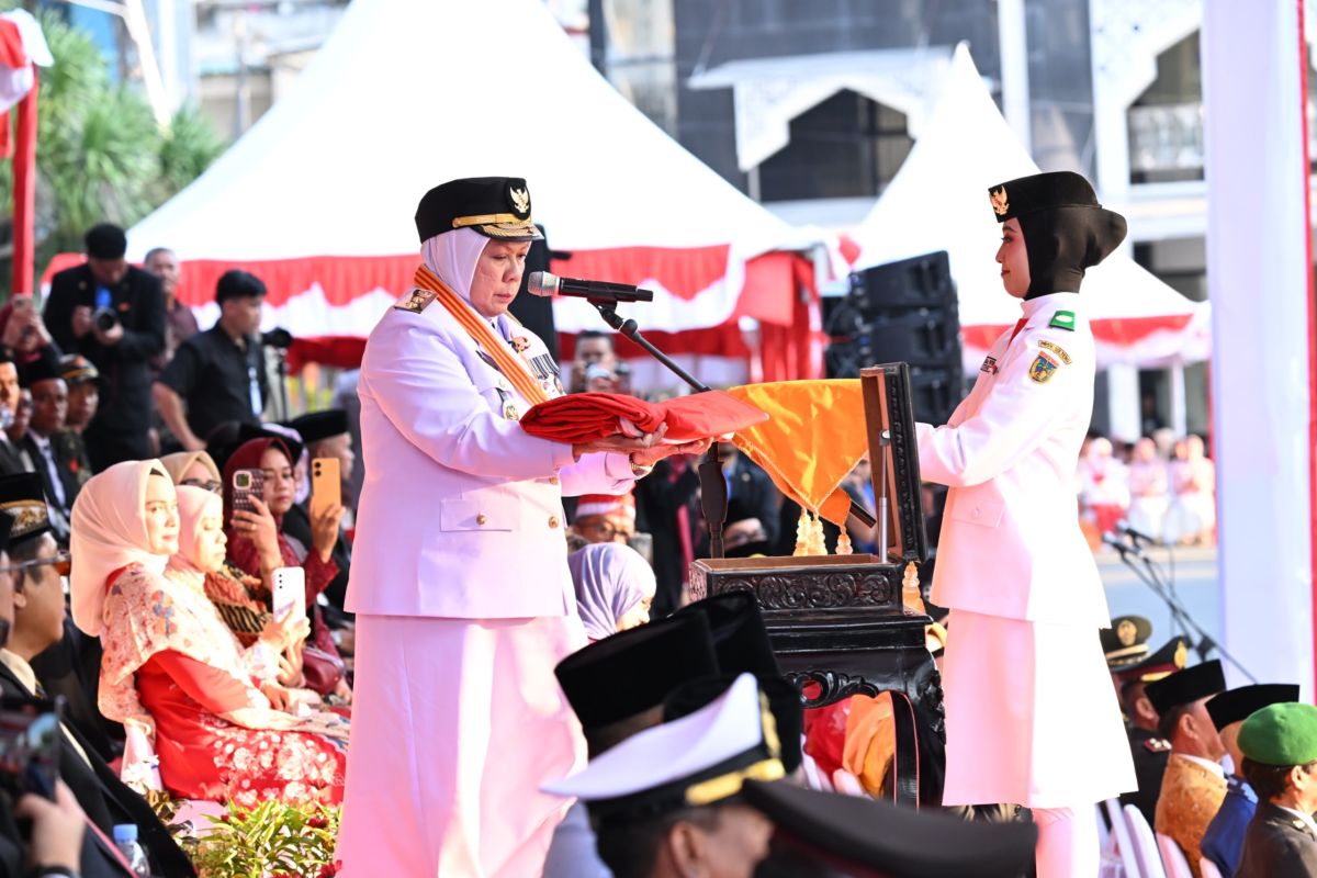 Wagub Sulteng Reny A Lamadjido pimpin upacara penurunan bendera