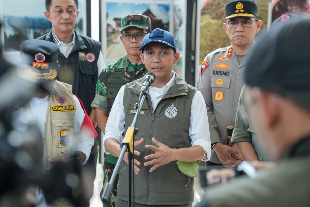 Menhut Raja Juli Antoni