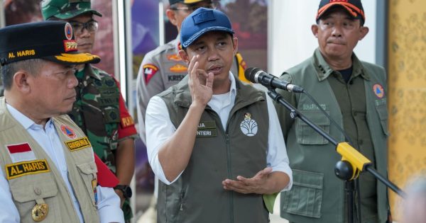Menhut Raja Juli Antoni