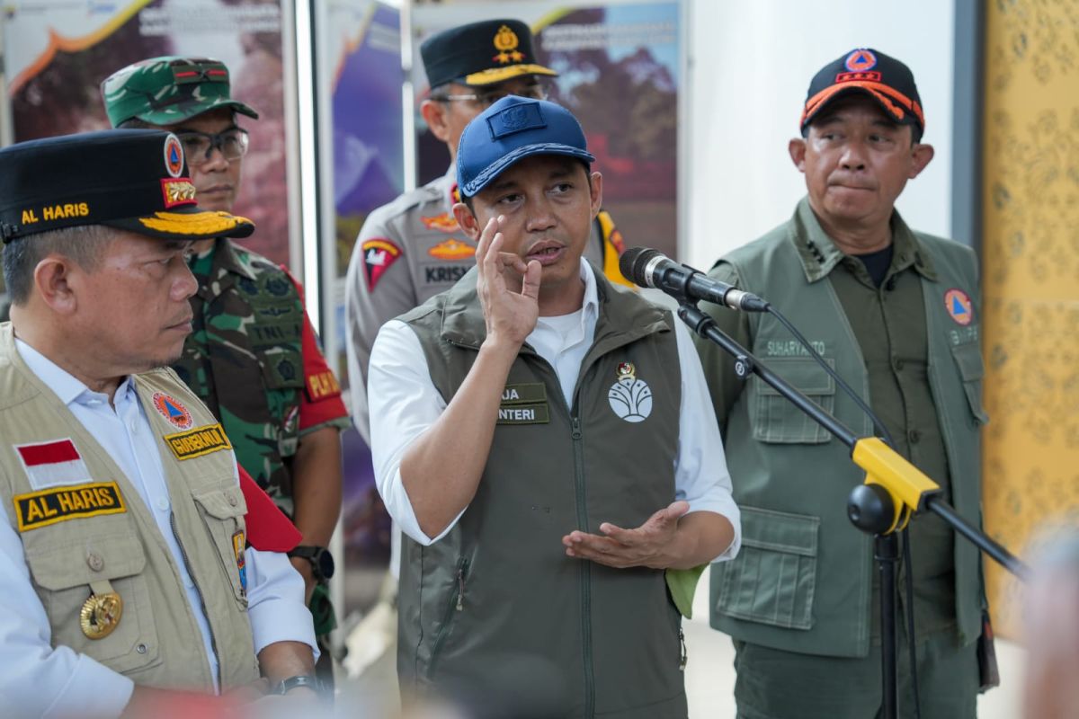 Menhut Raja Juli Antoni