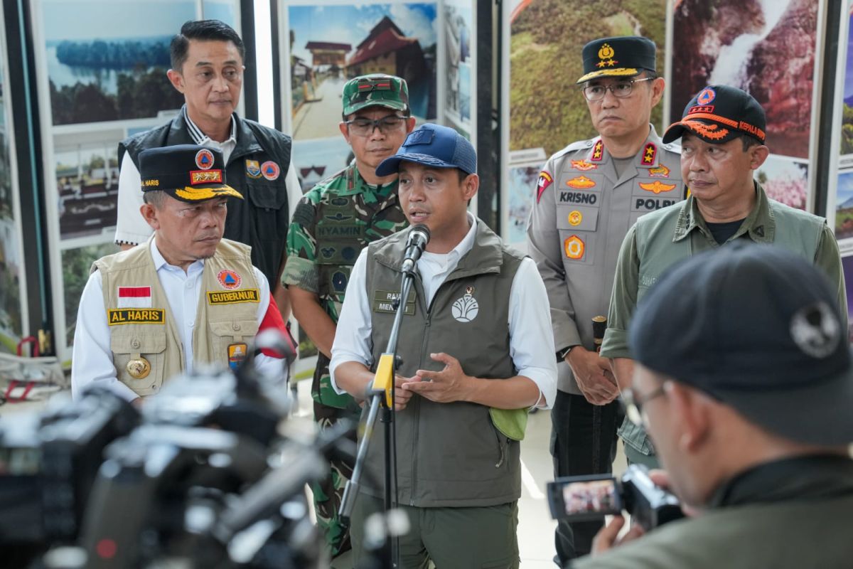 Menhut Raja Antoni soal potensi awan hujan