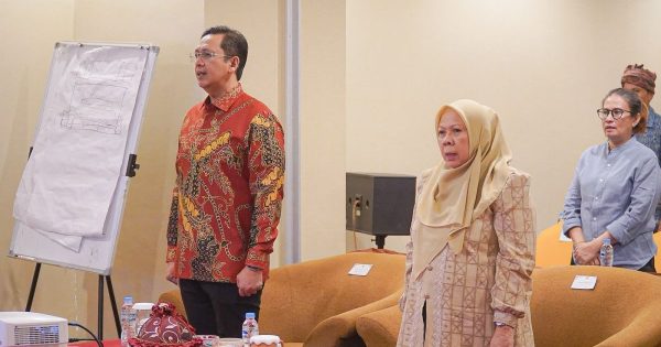 Hidayat Pakamundi dan Wakil Gubernir Sulteng Reny Lamadjido