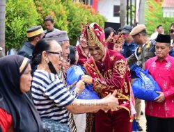 Berani Berbagi, Gubernur Sulteng Salurkan 5.000 Paket Sembako untuk Warga Morut